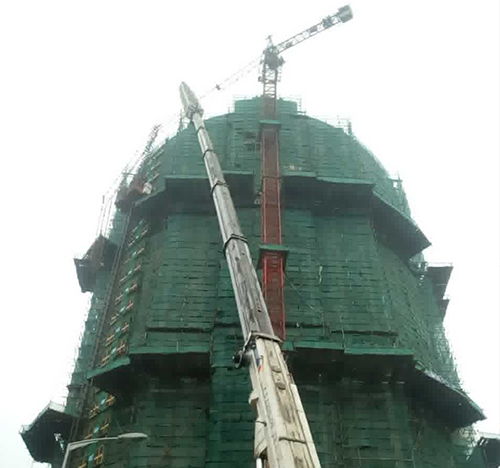浦江吊车在工地上作业